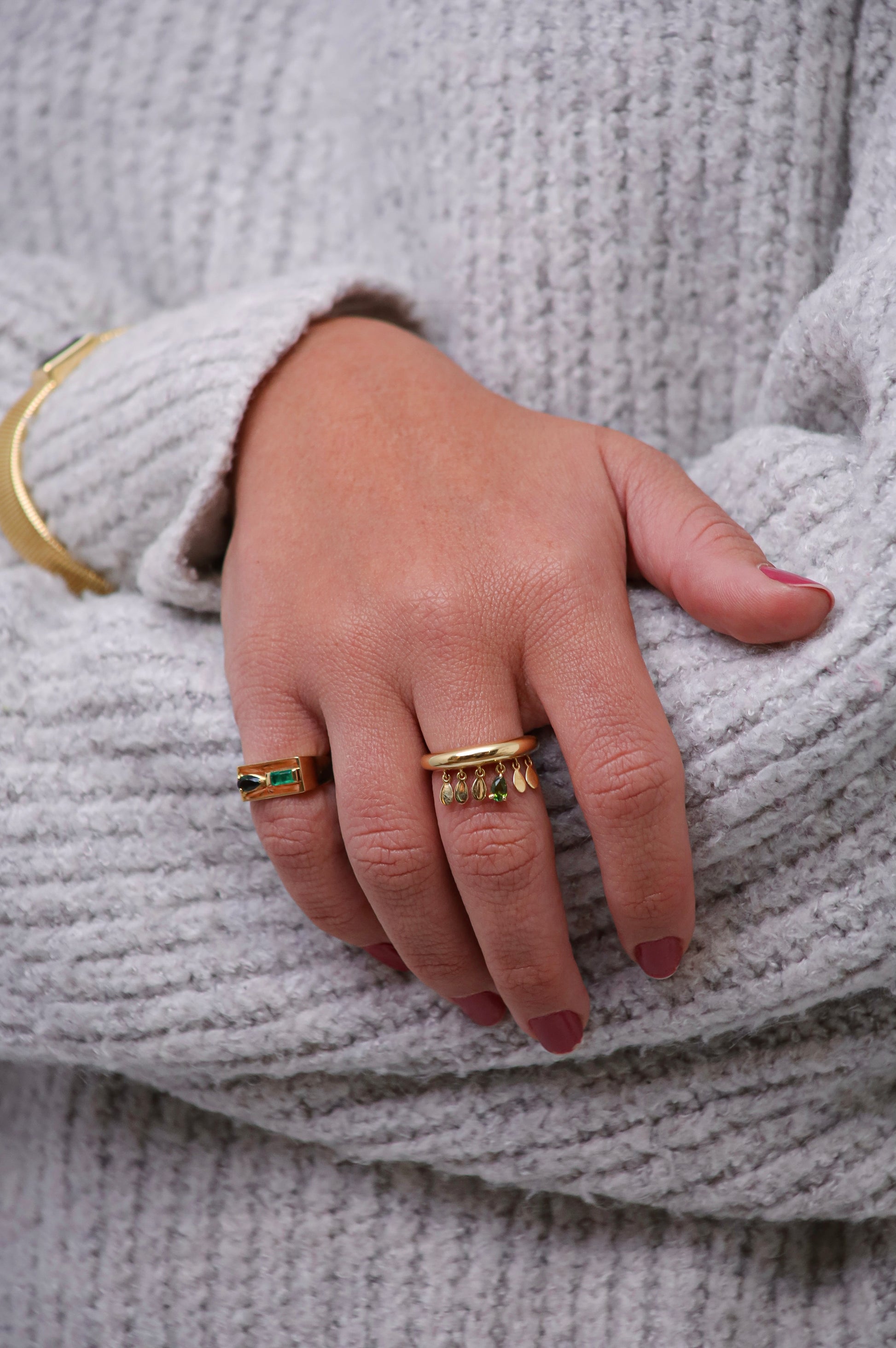 ANEL DEDINHO COM ESMERALDA E TURMALINA