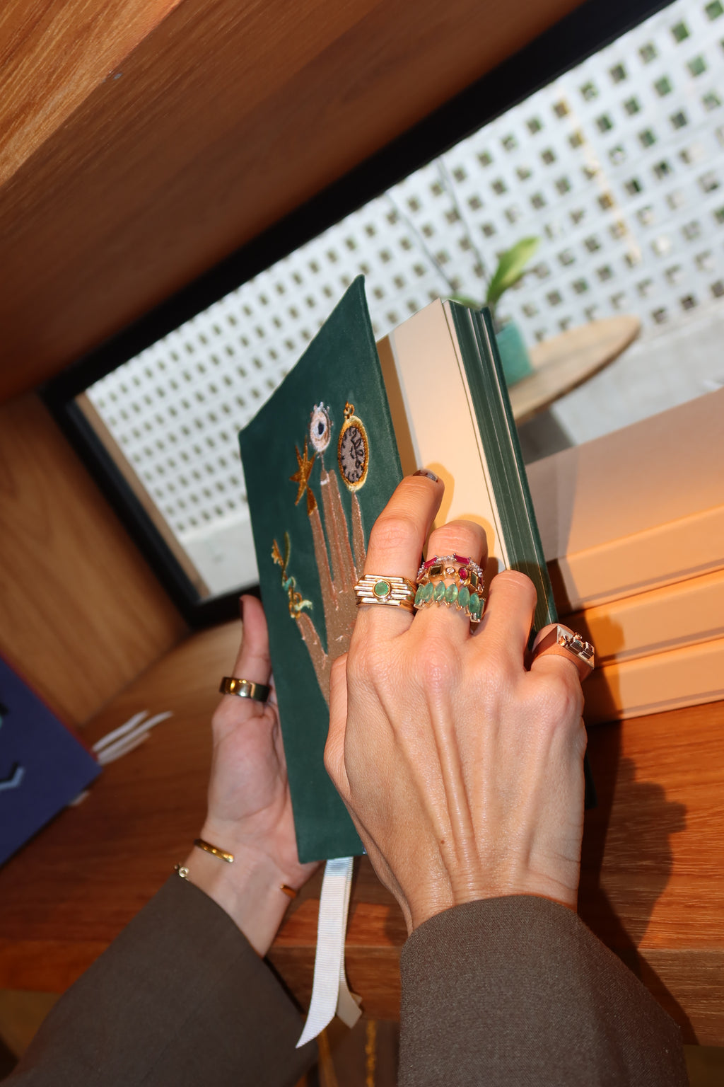 ANEL ASSIMÉTRICO COM ESMERALDA