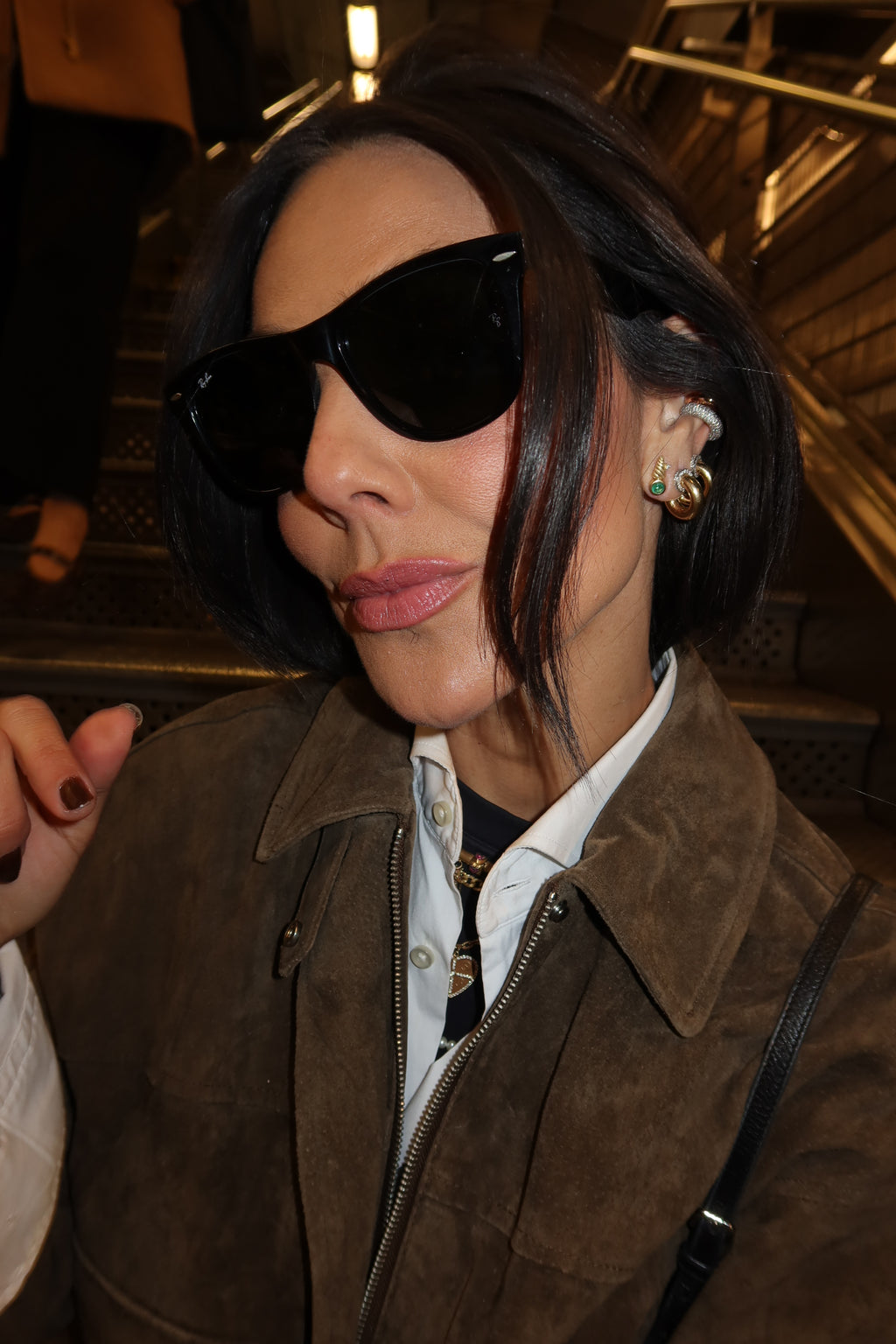 BRINCO DENTE COM ESMERALDA E DIAMANTE