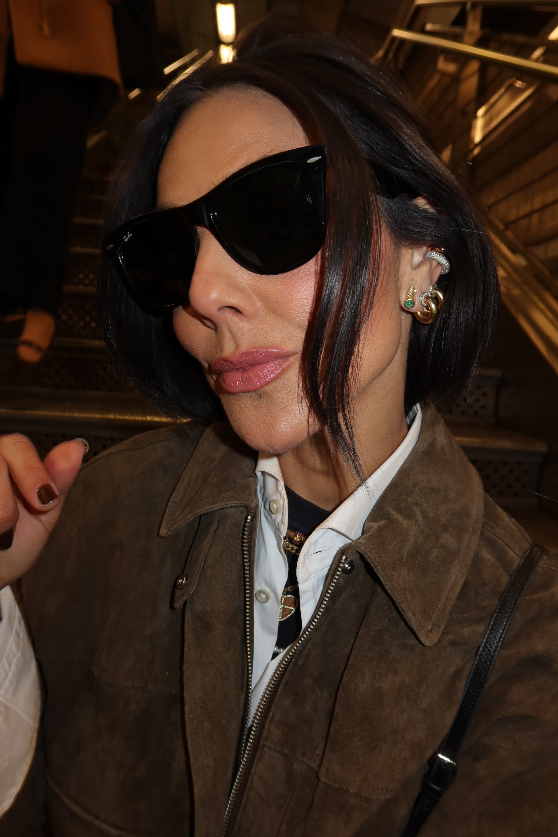 BRINCO DENTE COM ESMERALDA E DIAMANTE