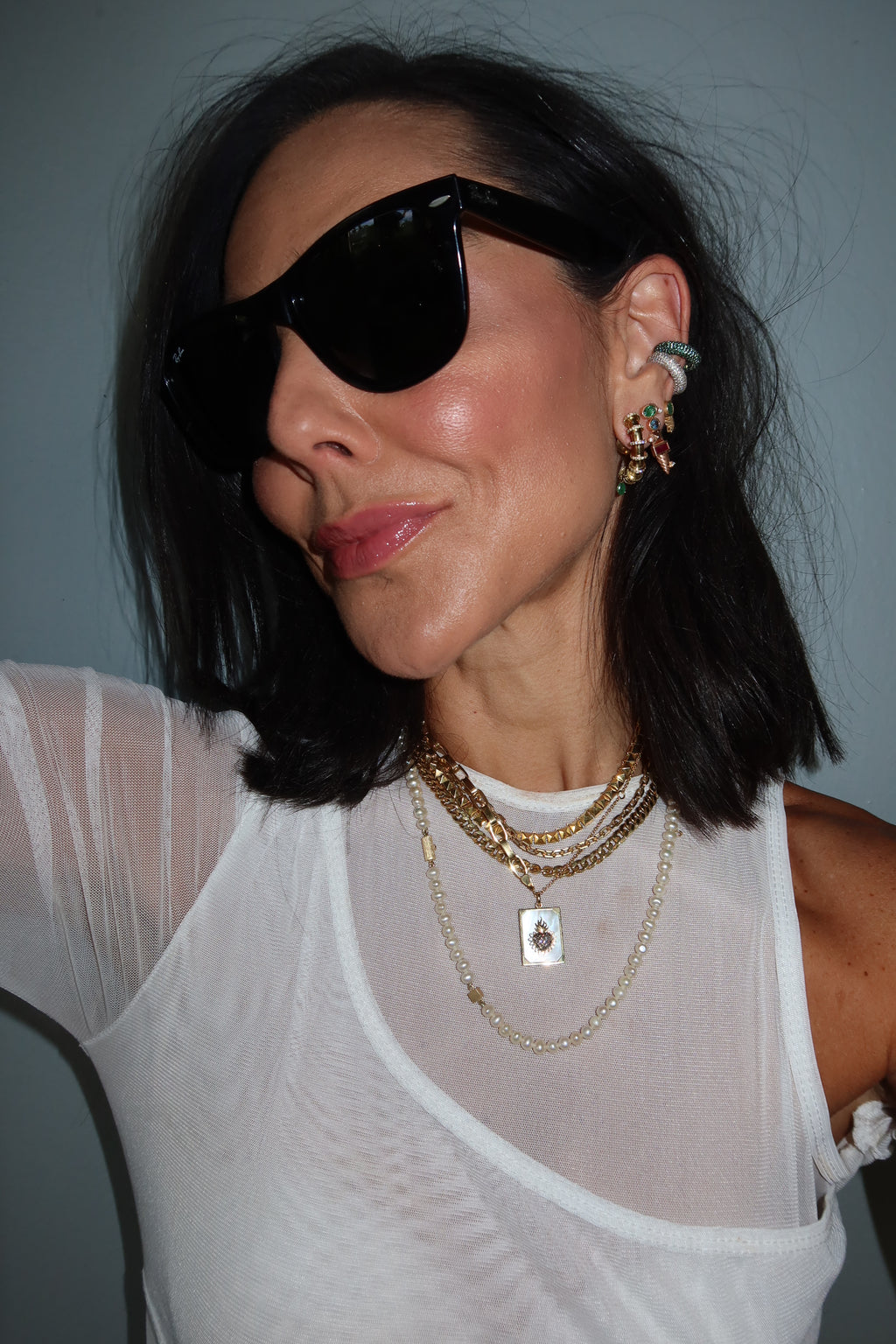 BRINCO CÔNCAVO COM DIAMANTES E ESMERALDA