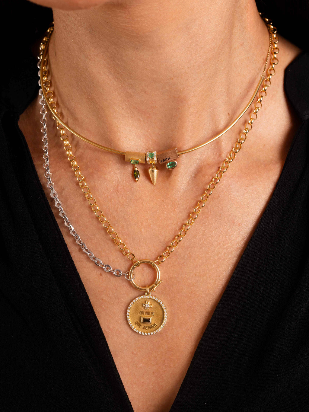 PINGENTE MEDALHA "QU'HIER QUE DEMAIN" COM TURMALINA VERDE E DIAMANTES