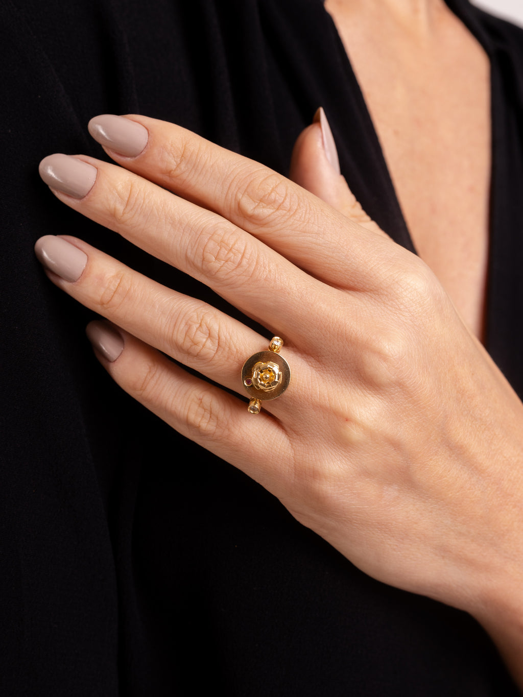 ANEL COM ROSA RUBI E DIAMANTES