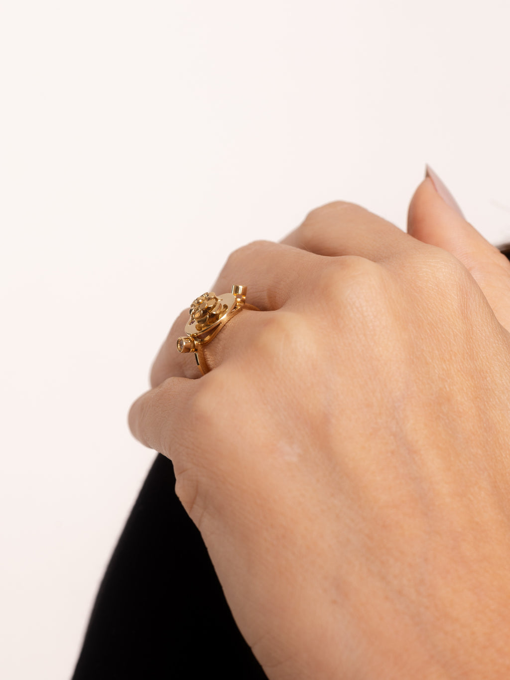 ANEL COM ROSA RUBI E DIAMANTES