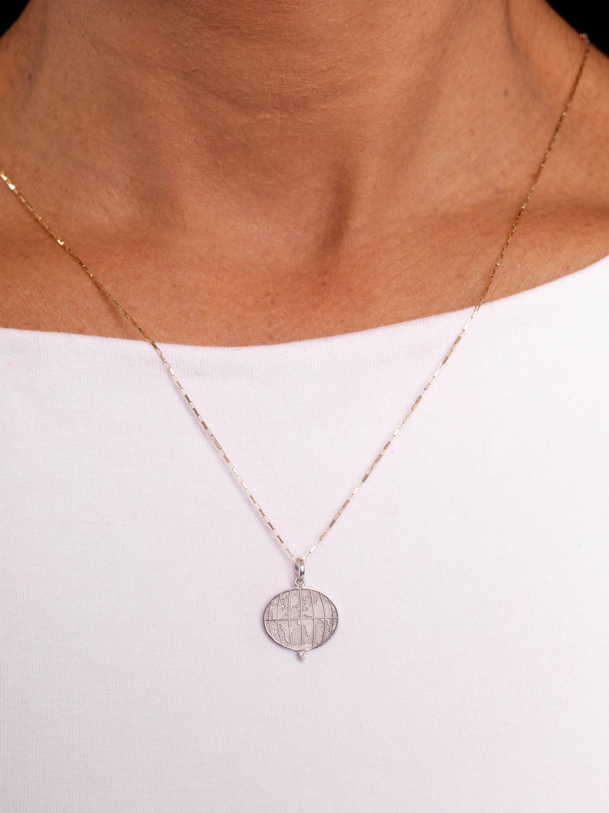 PINGENTE MUNDINHO COM DIAMANTE