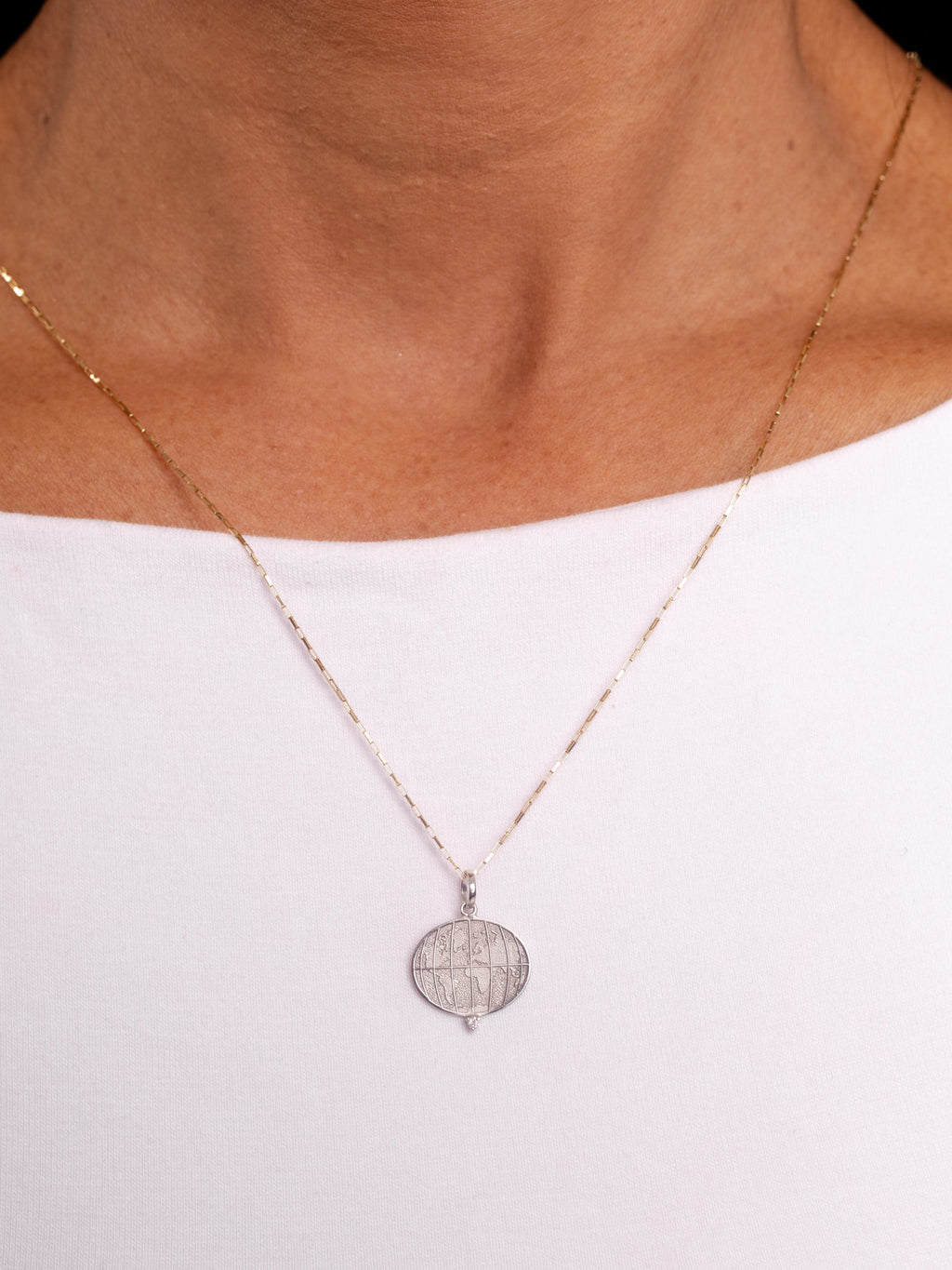 PINGENTE MUNDINHO COM DIAMANTE