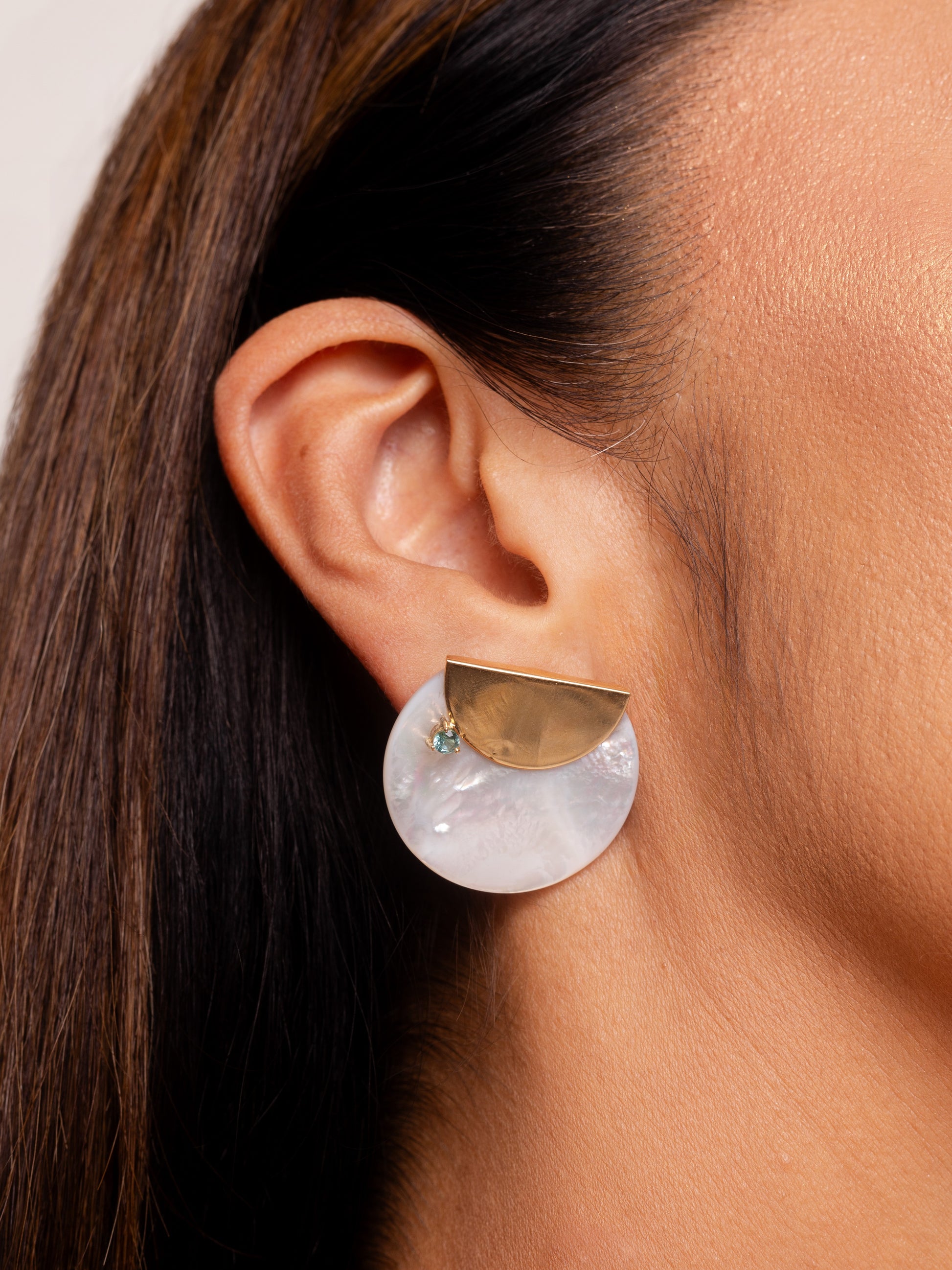 BRINCO MADREPÉROLA COM ESMERALDA