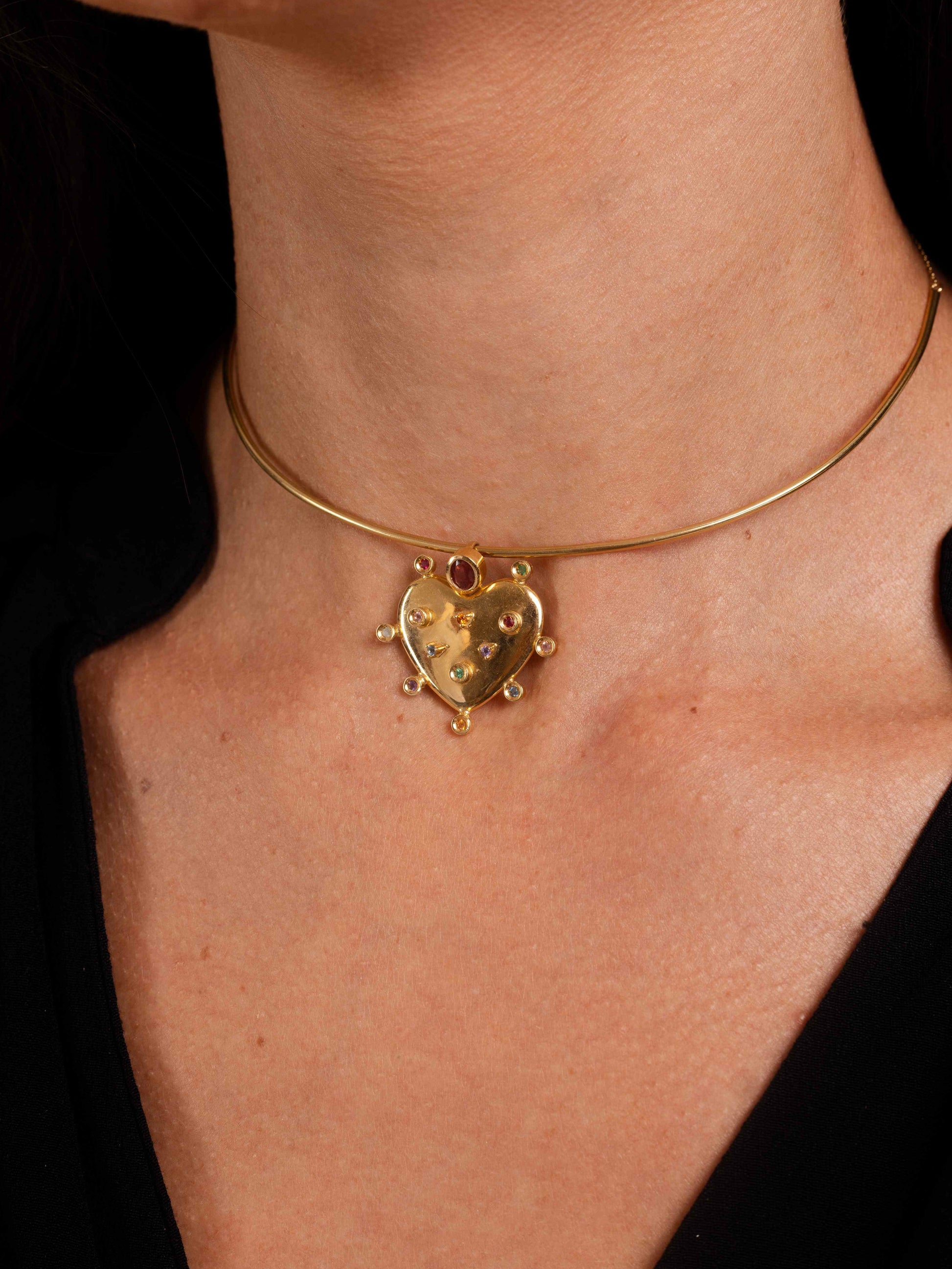 PINGENTE COM GEMAS COLORIDAS