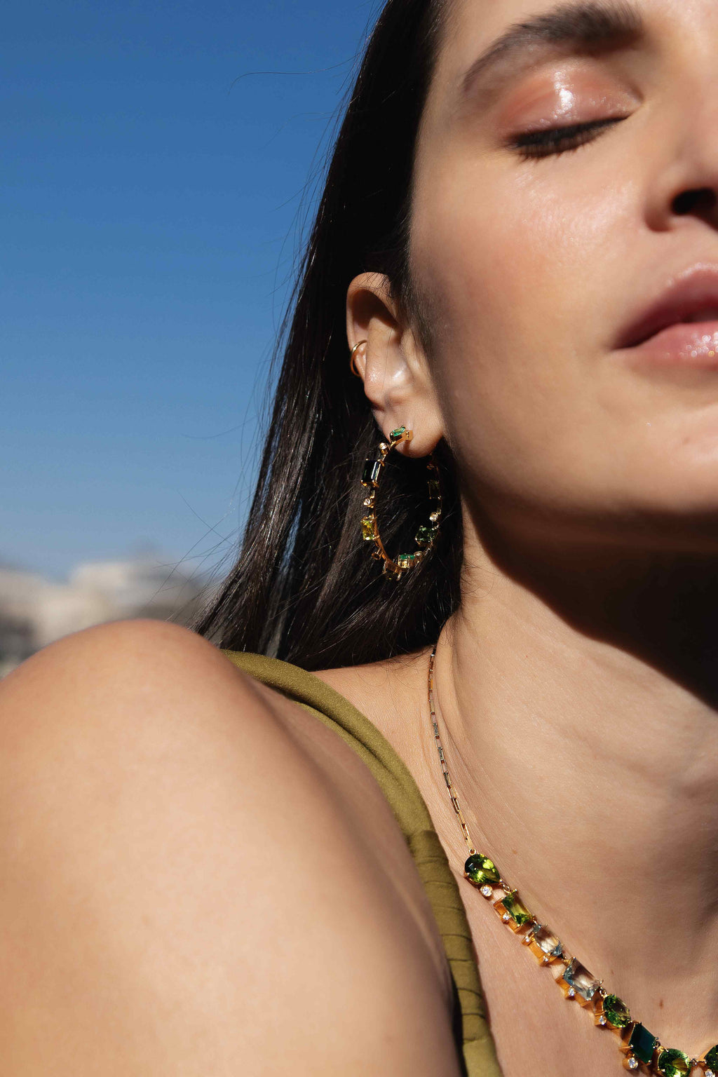 BRINCO ARGOLA COM ESMERALDA, TURMALINA, PERIDOTO E DIAMANTE