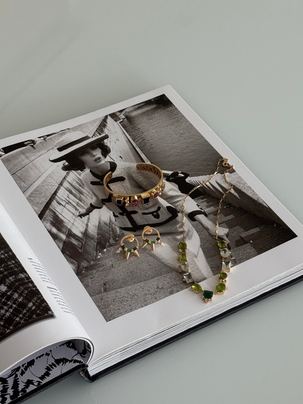 BRINCO ARGOLA COM TURMALINA, ESMERALDA E DIAMANTE