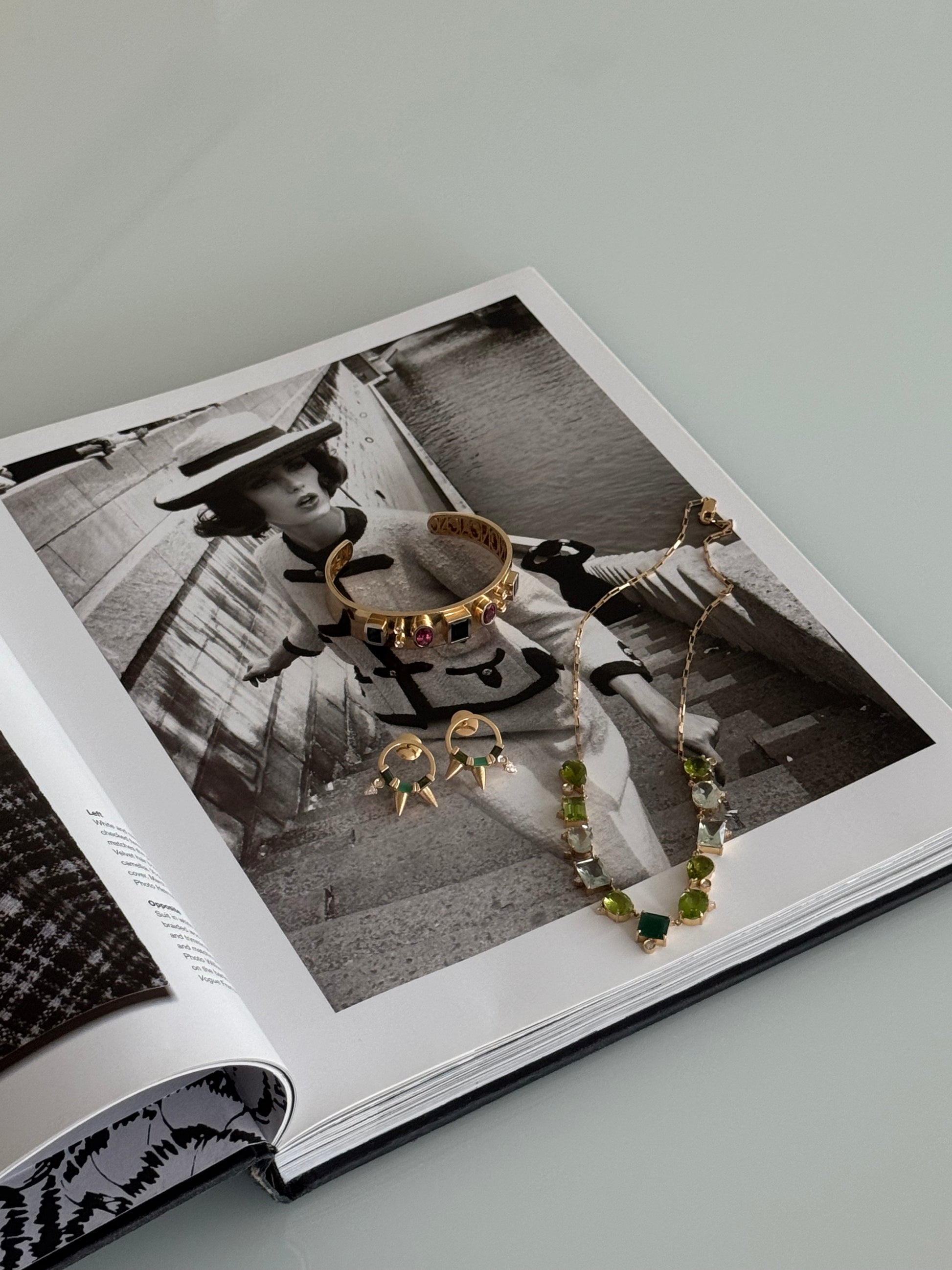 BRINCO ARGOLA COM TURMALINA, ESMERALDA E DIAMANTE