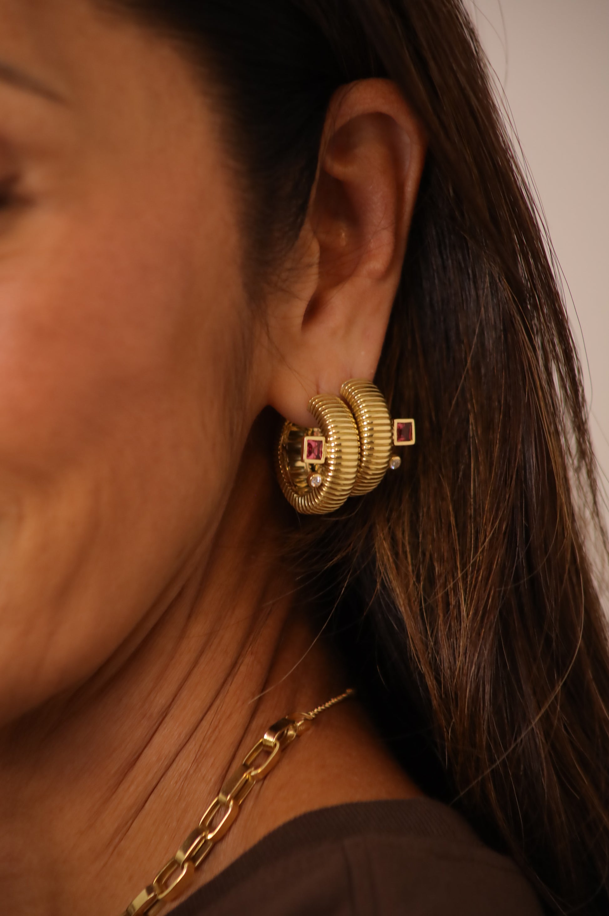 BRINCO ARGOLA BOLD COM TURMALINA E DIAMANTE