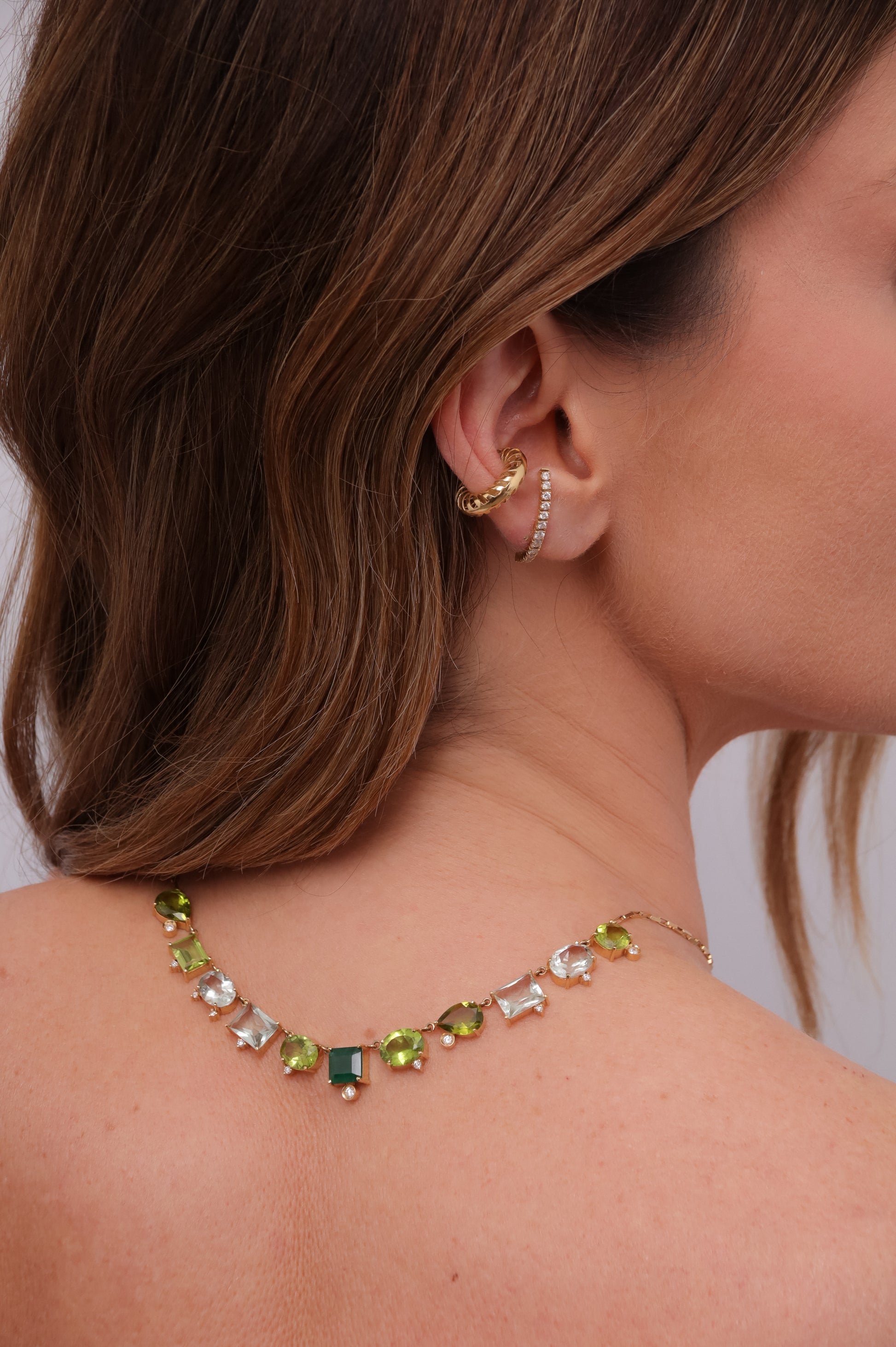 COLAR COM ESMERALDA, PERIDOTO, PRASIOLITA E DIAMANTES