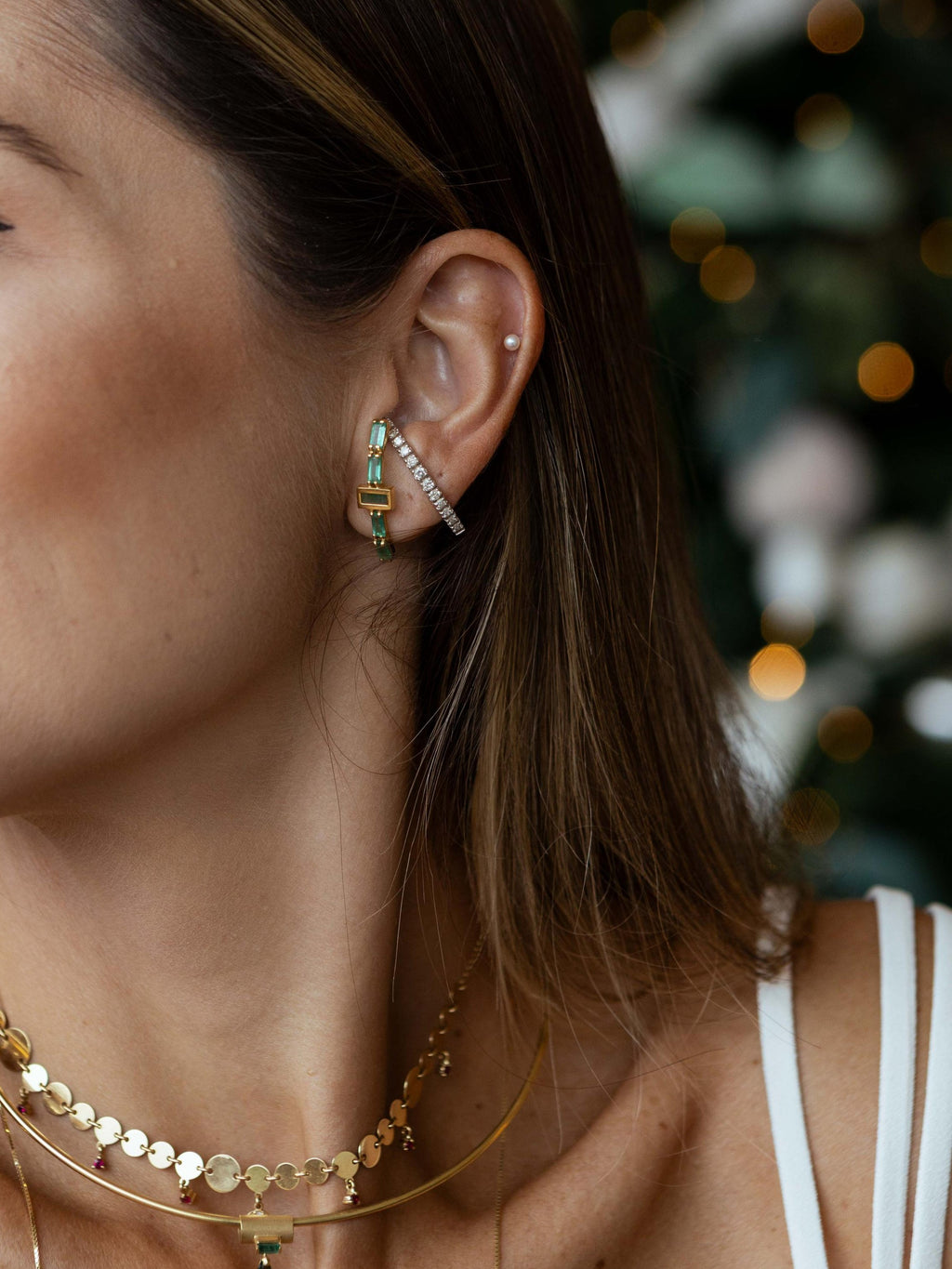 BRINCO CÔNCAVO BAGUETES COM ESMERALDAS