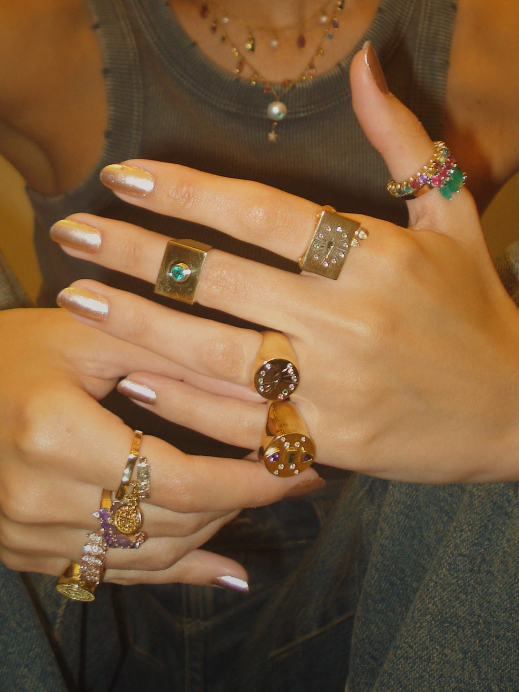 ANEL DEDINHO COM AMETISTA E ESMERALDA