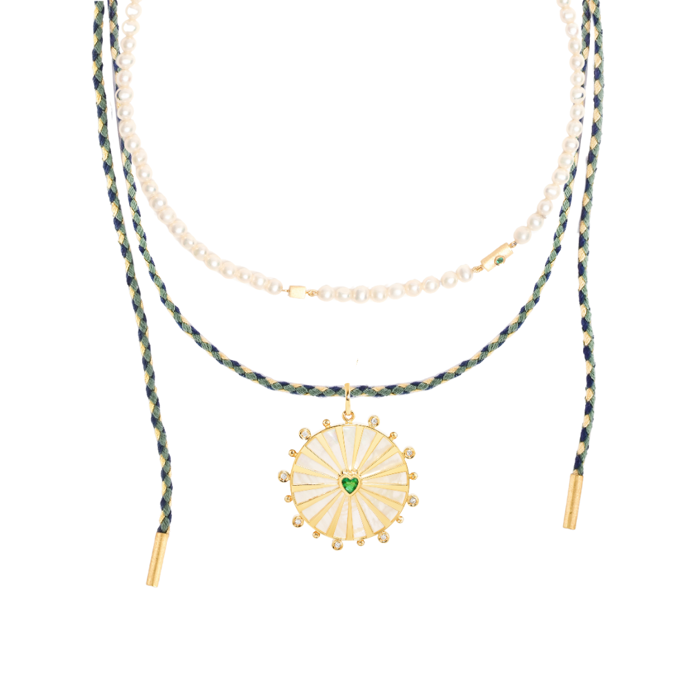 PINGENTE COM MADREPÉROLA, ESMERALDA E DIAMANTES