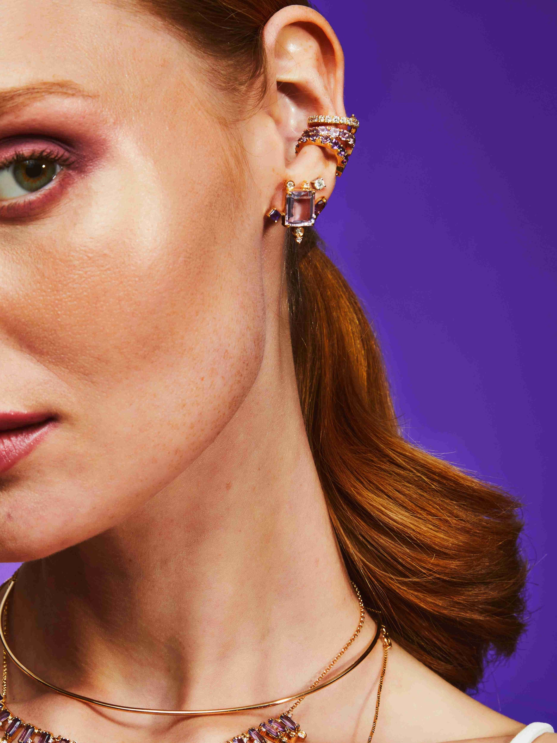 BRINCO ASSIMÉTRICO COM AMETISTA