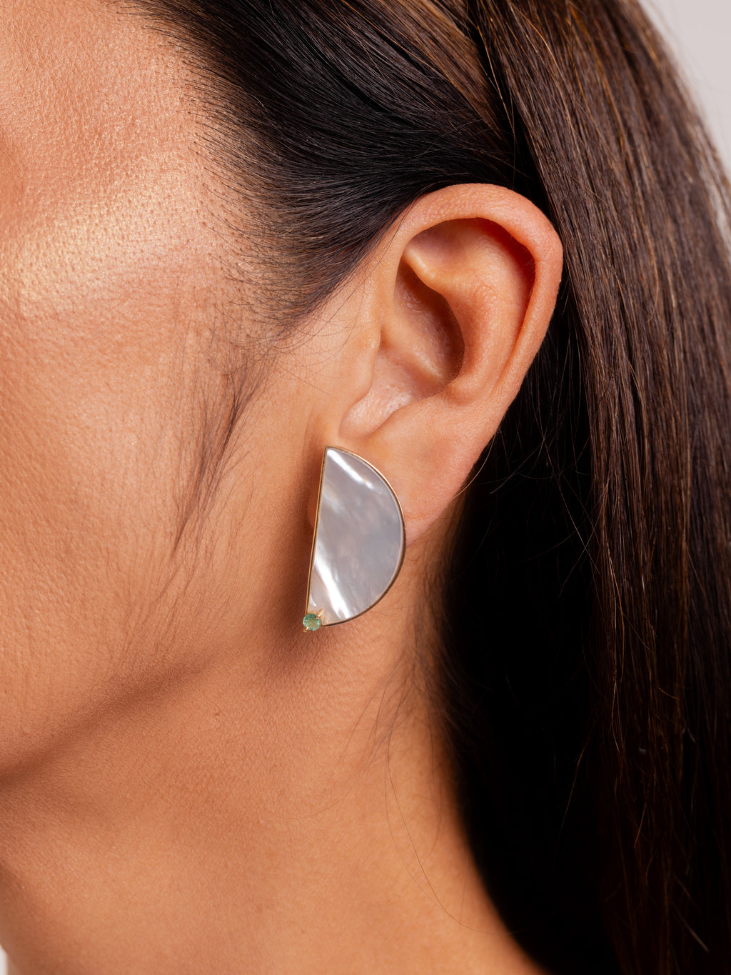 BRINCO MADREPÉROLA COM ESMERALDA