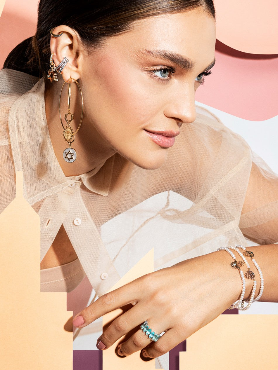 PULSEIRA DE PÉROLAS E PINGENTE MÃO HAMSÁ