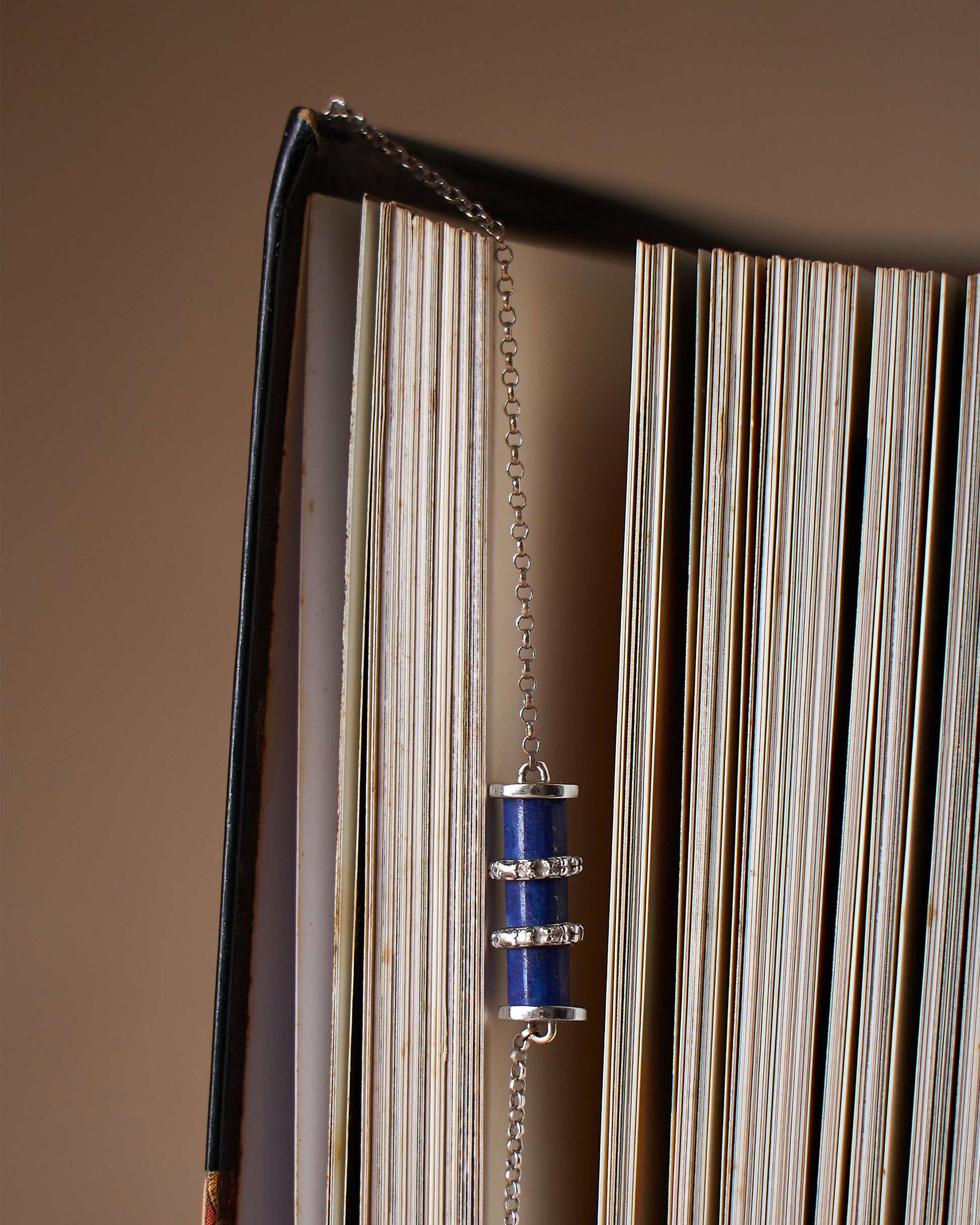 COLAR COM SEPARADORES LÁPIS LAZÚLI