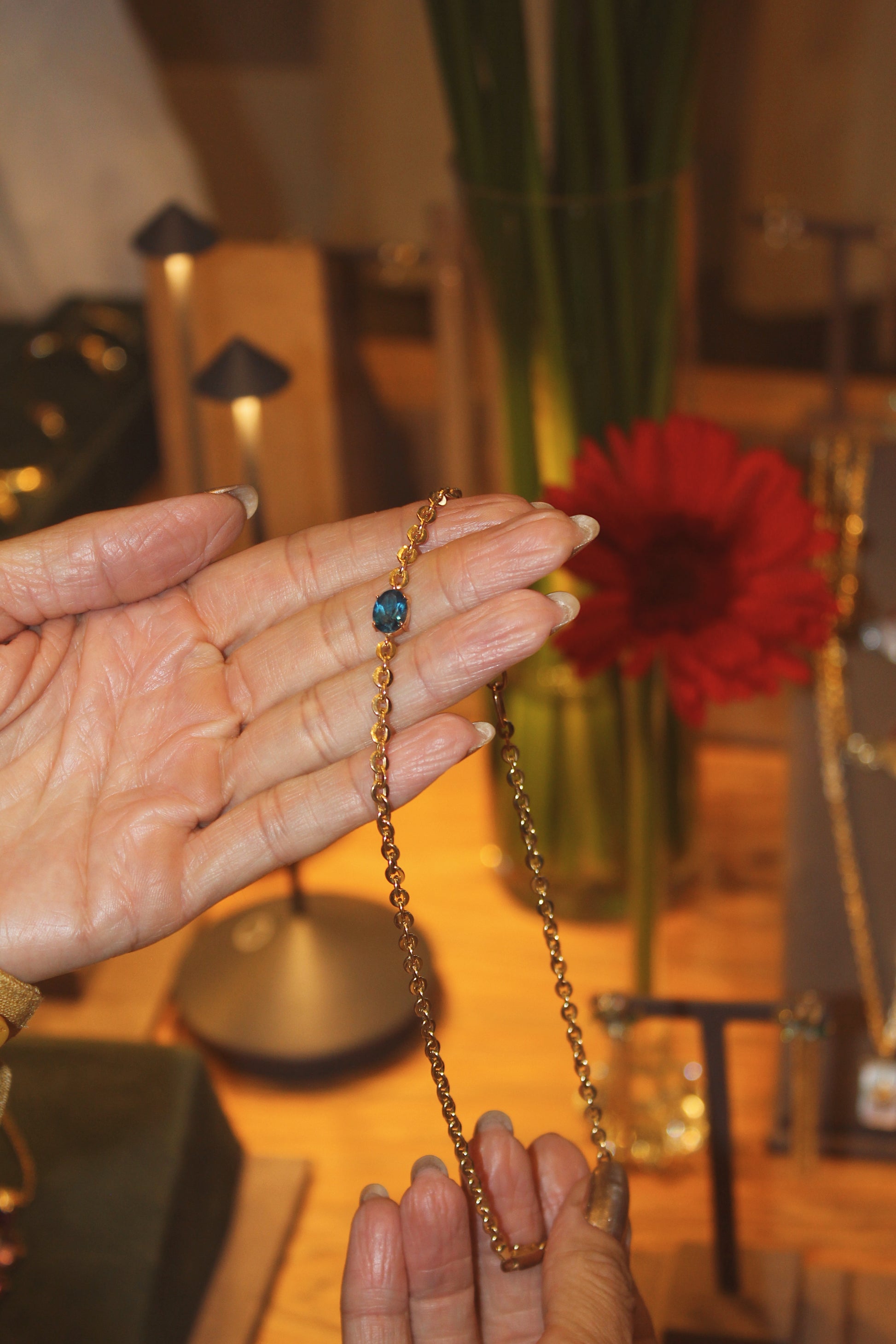 COLAR FIO BALÃO COM ELOS  E TOPÁZIO LONDON