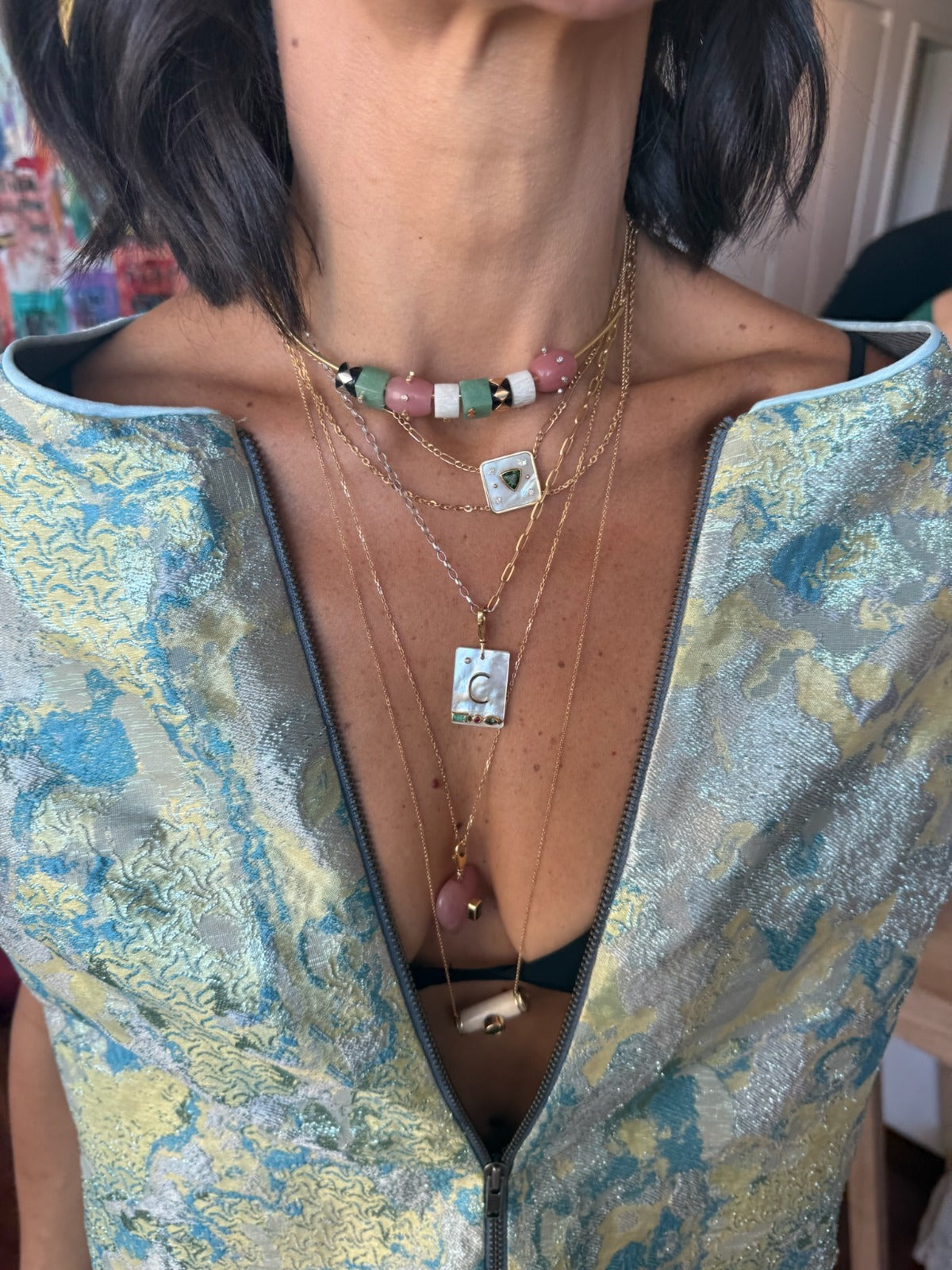 PINGENTE INICIAL COM MADREPÉROLA E GEMAS