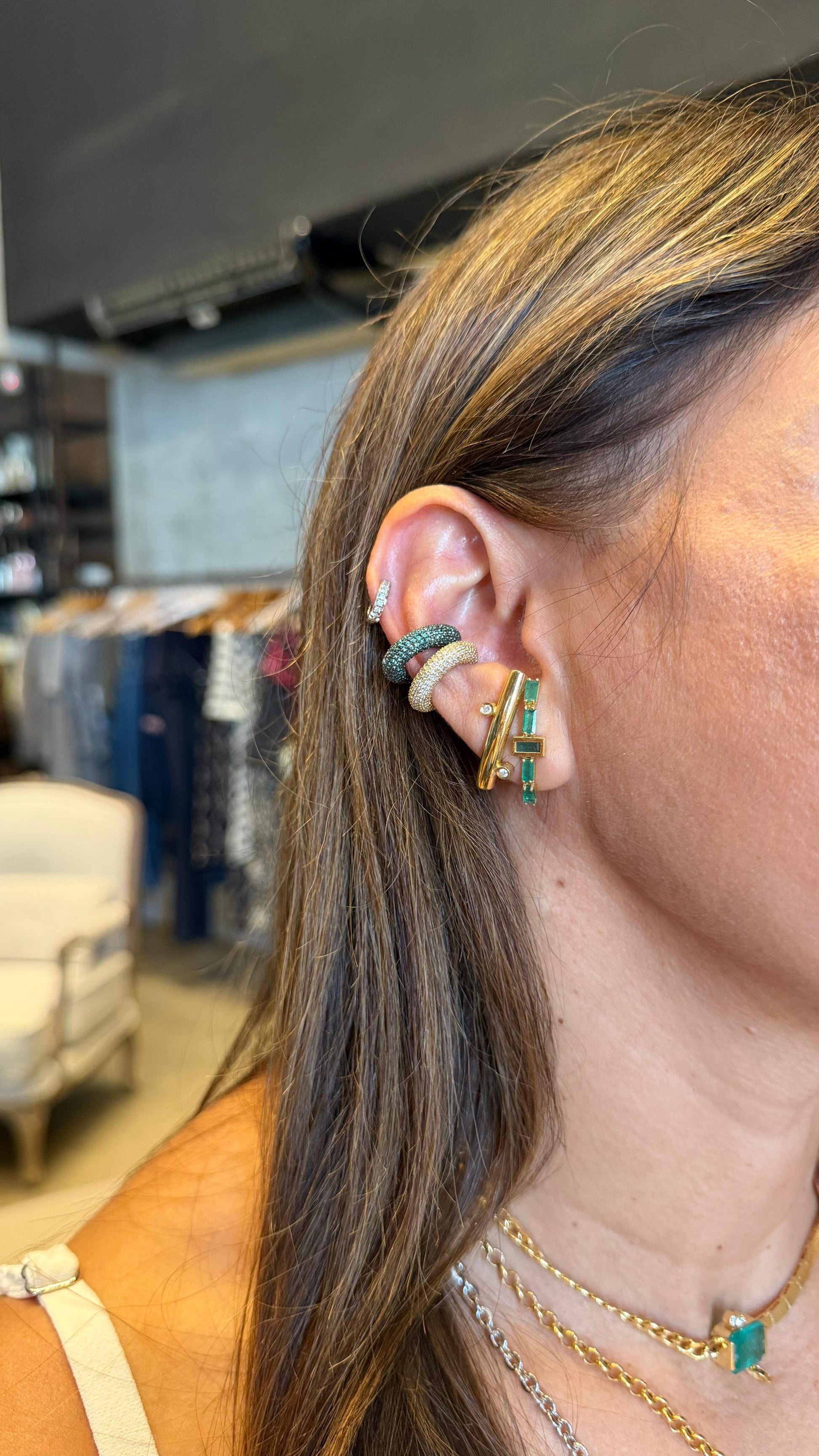 PIERCING BOJUDO CRAVEJADO COM ESMERALDAS