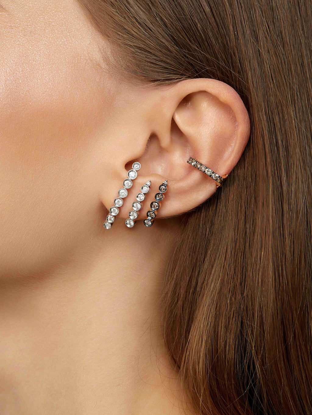 BRINCO CÔNCAVO COM DIAMANTES BRANCOS