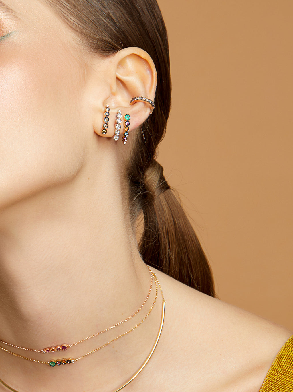 BRINCO CÔNCAVO COM GEMAS COLORIDAS