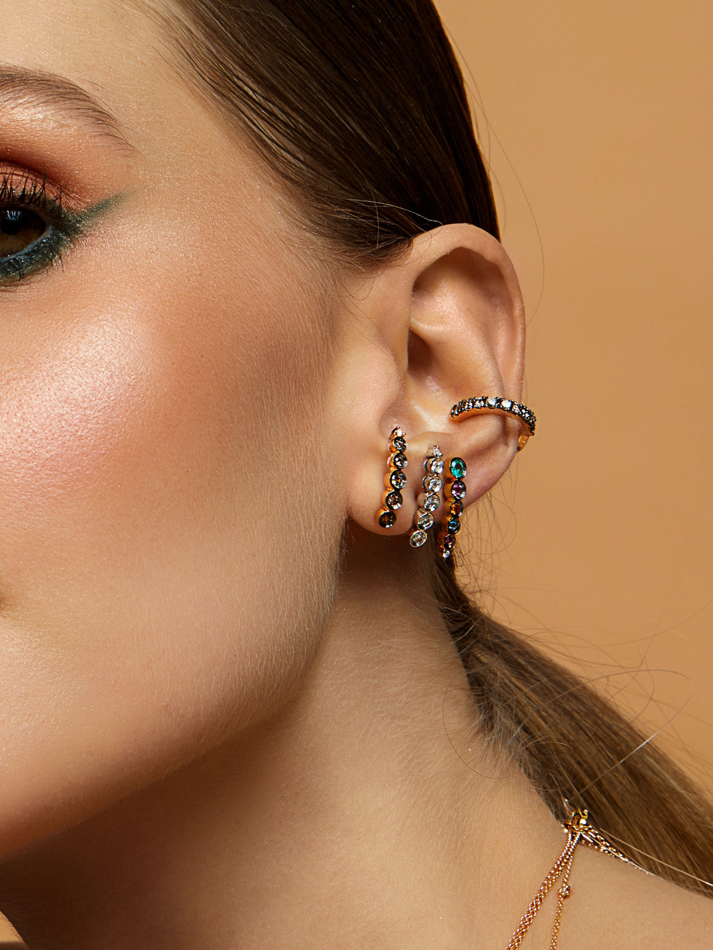 BRINCO CÔNCAVO COM TRÊS TONS DE DIAMANTES