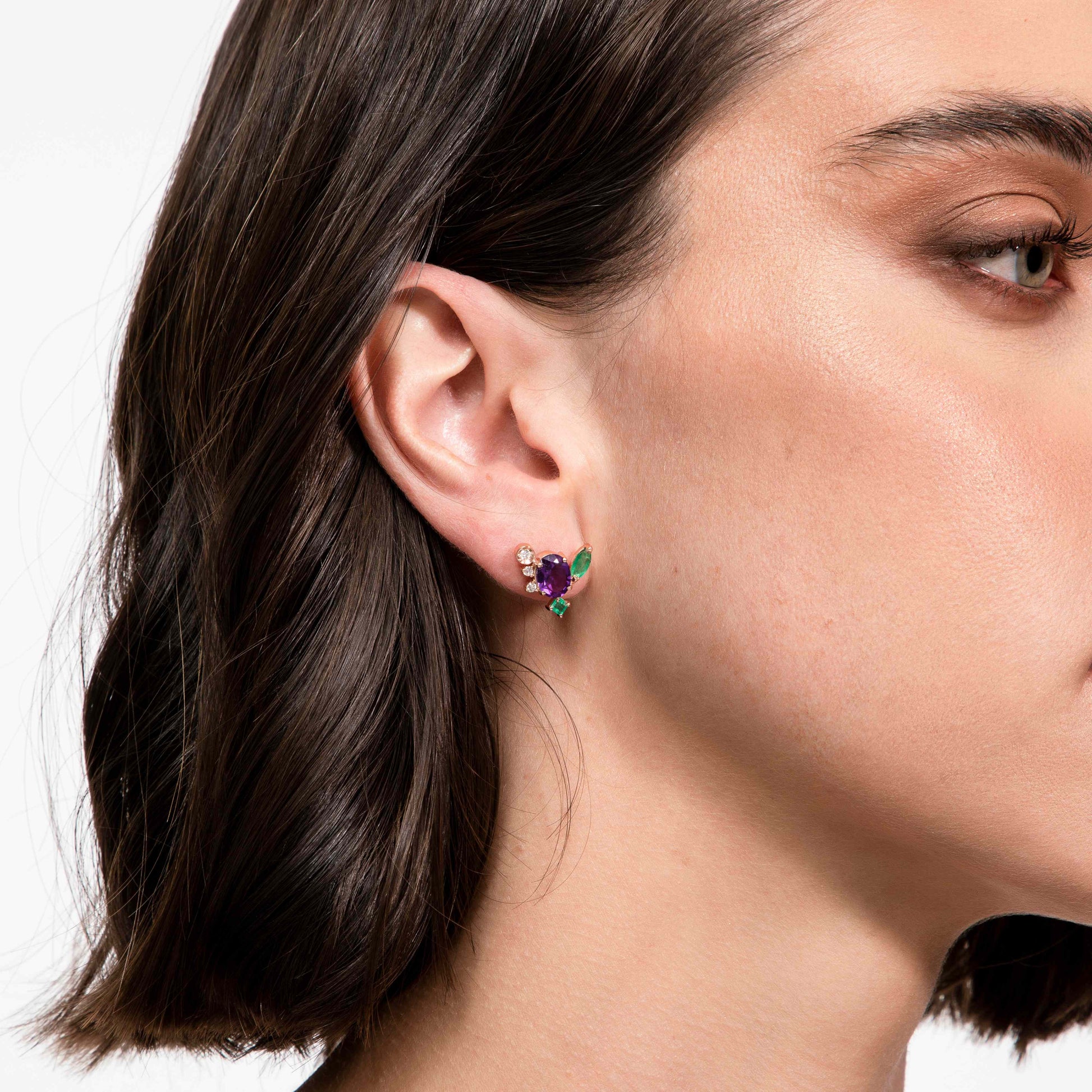 BRINCO ASSIMÉTRICO COM AMETISTA, ESMERALDA E DIAMANTE
