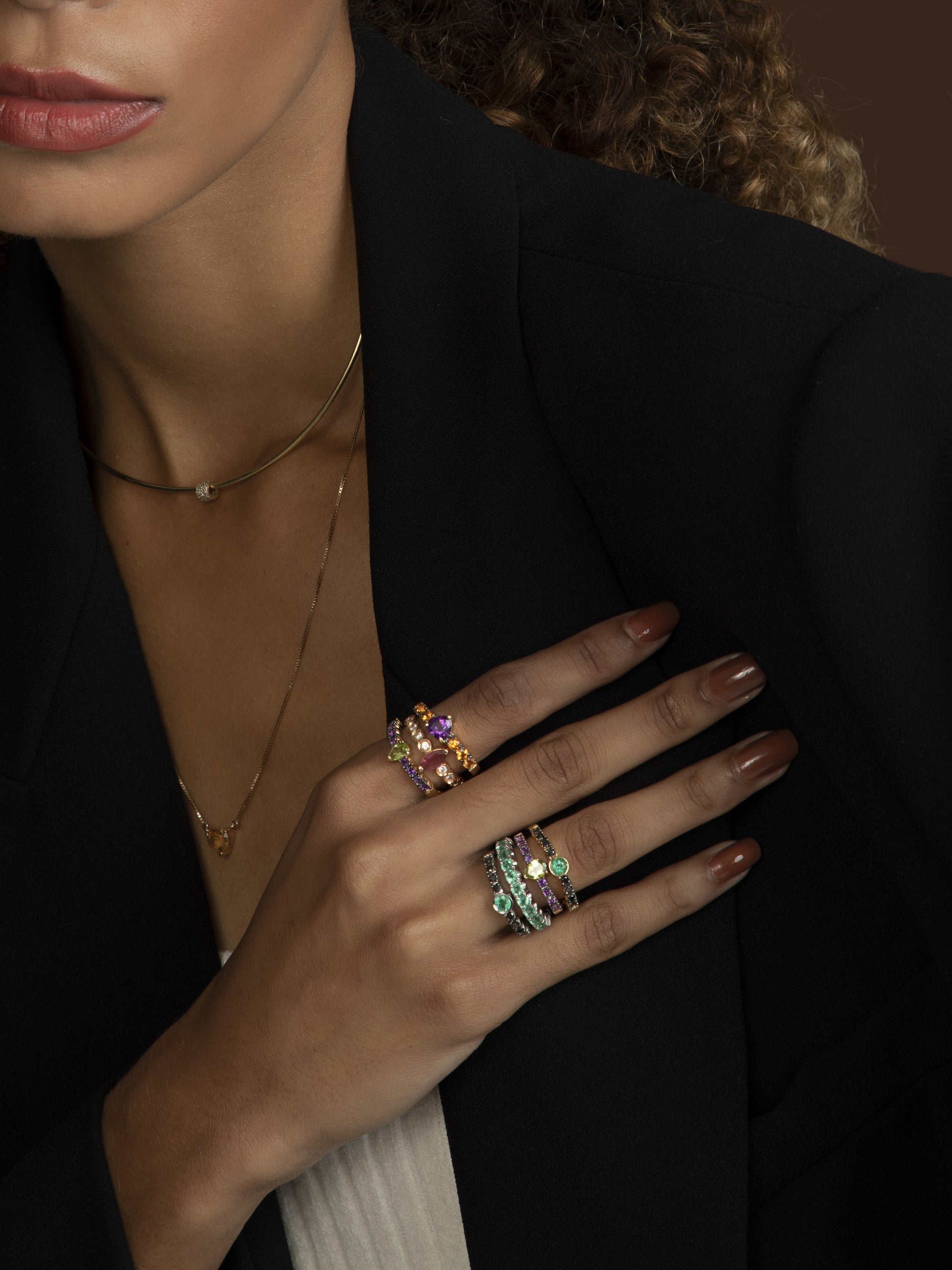 ANEL COM DIAMANTE NEGRO E ESMERALDA