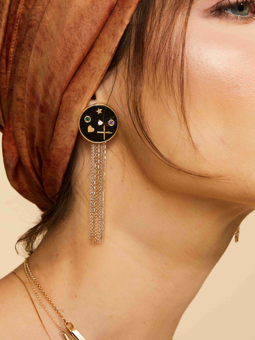 BRINCO COM ÔNIX, AMETISTA E ESMERALDA