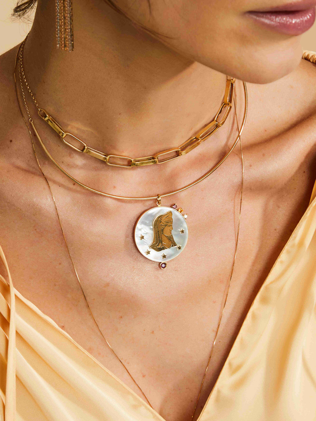 PINGENTE MOEDA HERA EM MADREPEROLA