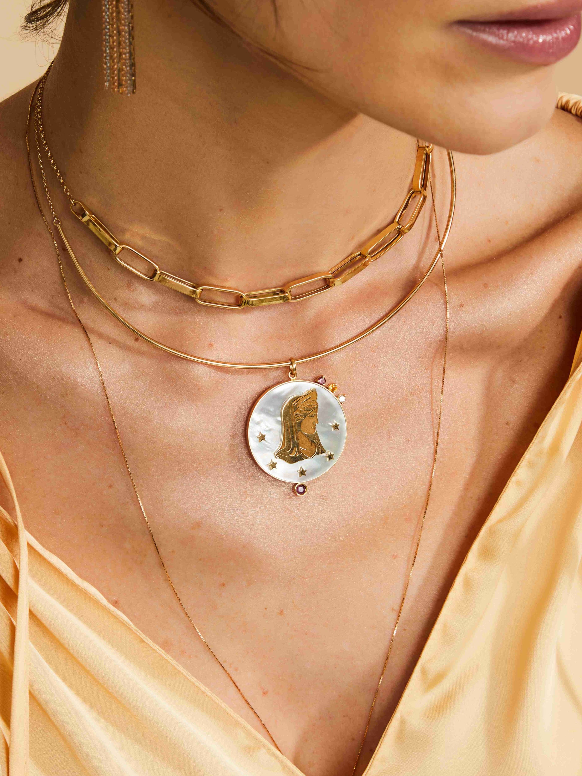 PINGENTE MOEDA HERA EM MADREPEROLA