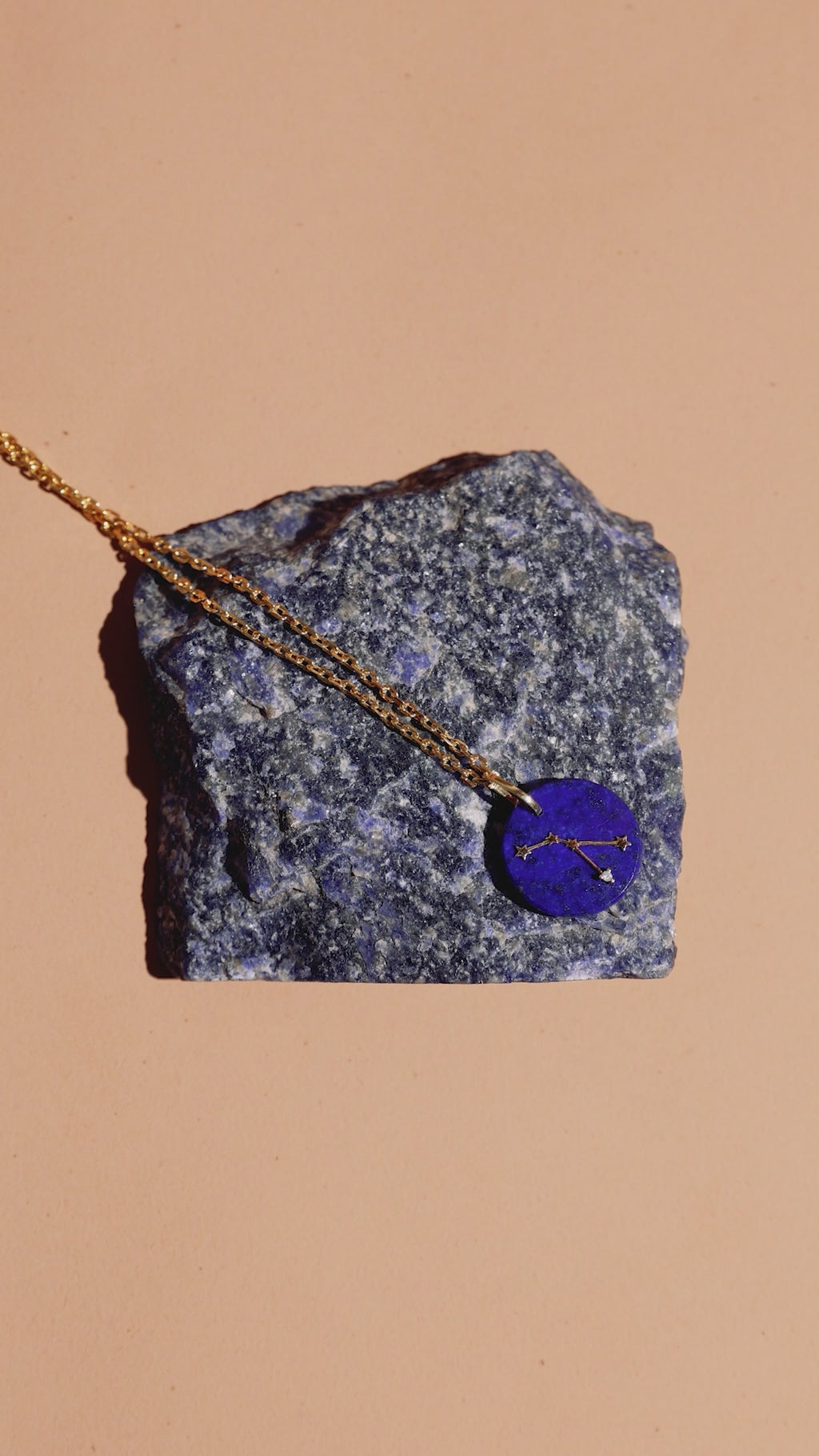 PINGENTE SIGNOS COM LÁPIS LAZÚLI E DIAMANTE
