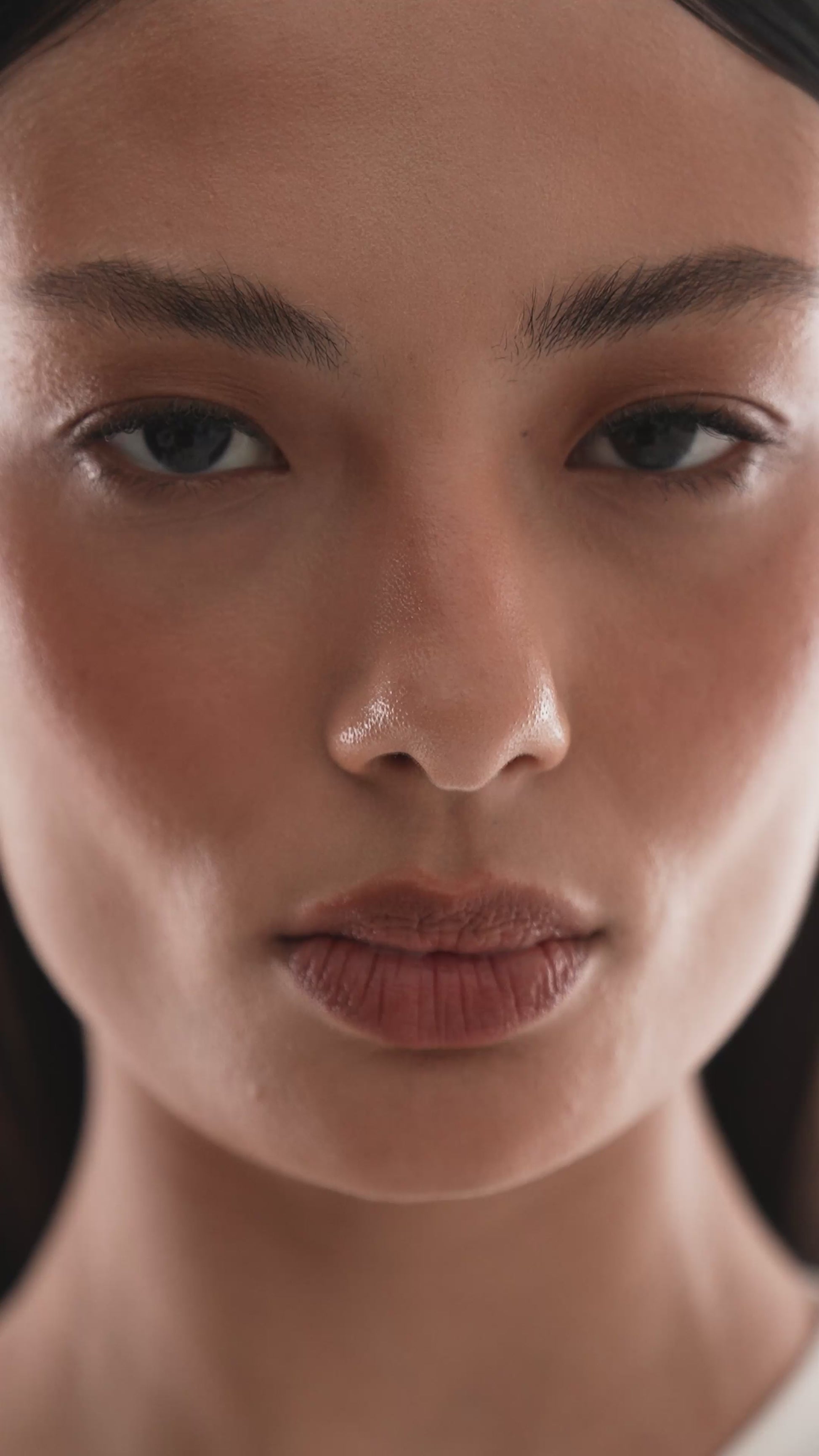 BRINCO ÔNIX COM DIAMNATES NEGRO, CHOCOLATE  E BRANCO