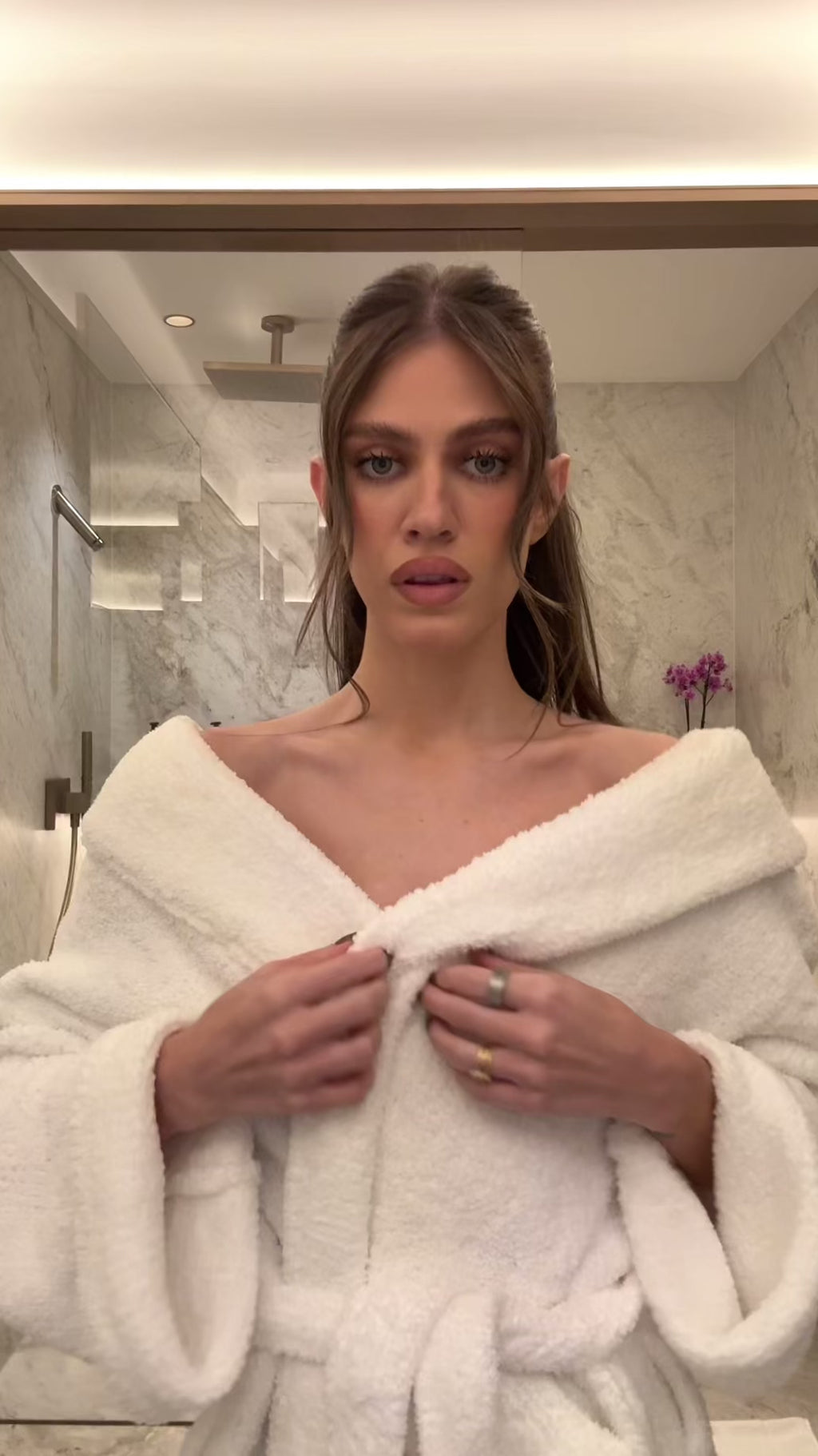 BRINCO CÔNCAVO COM PERIDOTO, PRASIOLITA E ESMERALDAS